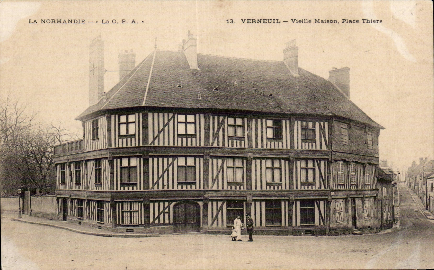 Verneuil — Vieille Maison, Place Thiers — La C.P.A. n°13