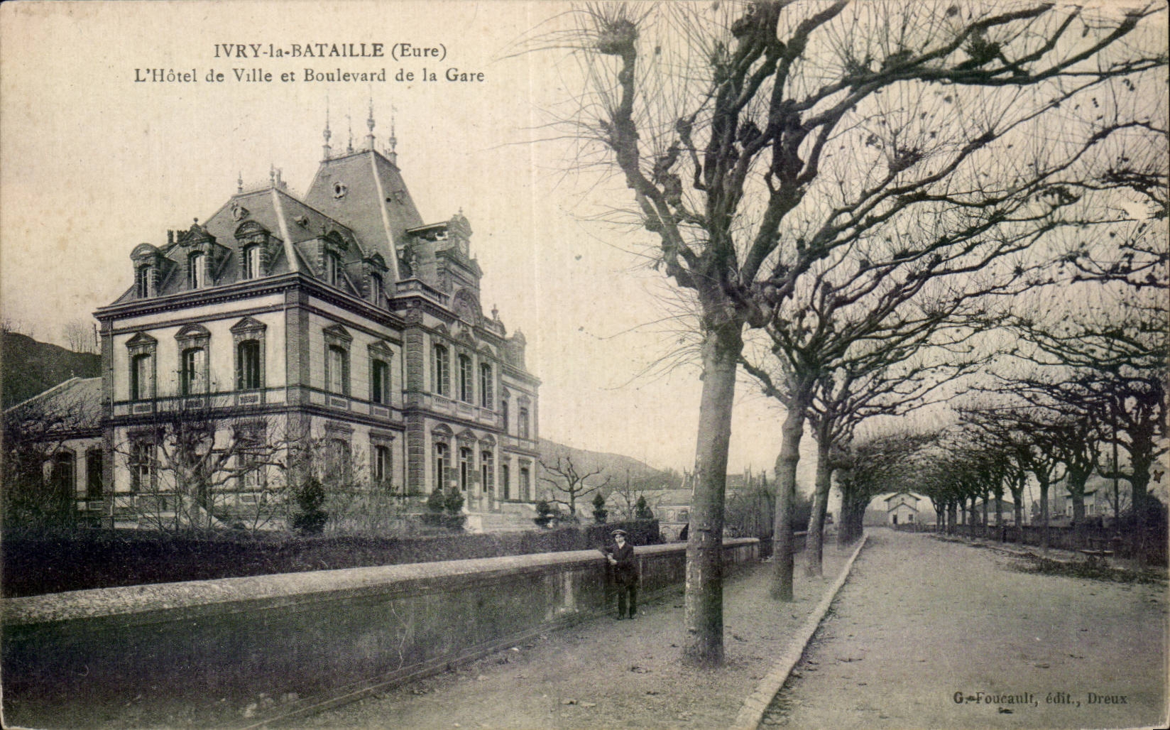 CPA Ivry la Bataille L hotel de ville et boulevard de la gare