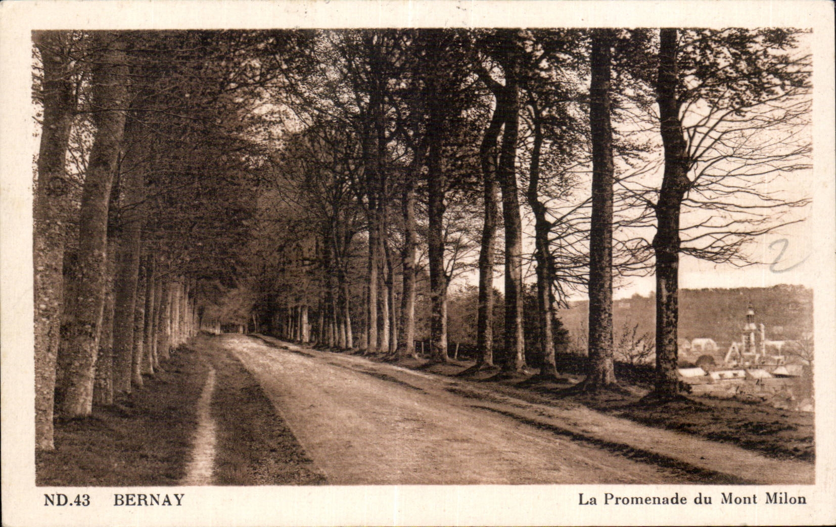 CPA Bernay La promenade du Mont Milon 