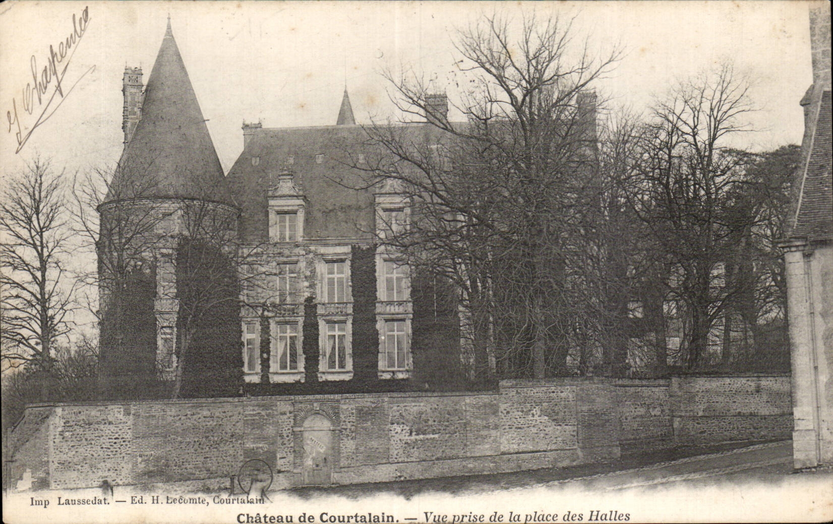 Château de Courtalain — Vue prise de la place des Halles — Ed. H. LeComte, Courtalain