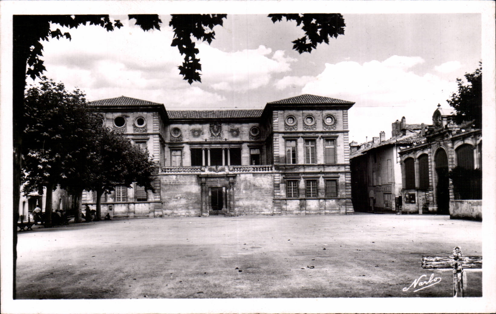 CPSM Beaucaire Hotel de ville (Mansard 1679) Les halles