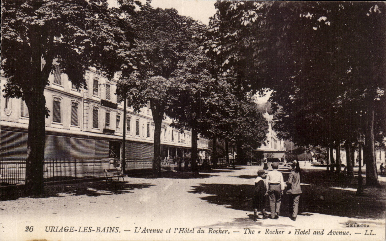 Uriage-les-Bains — L'Avenue et l'Hôtel du Rocher — Selecta