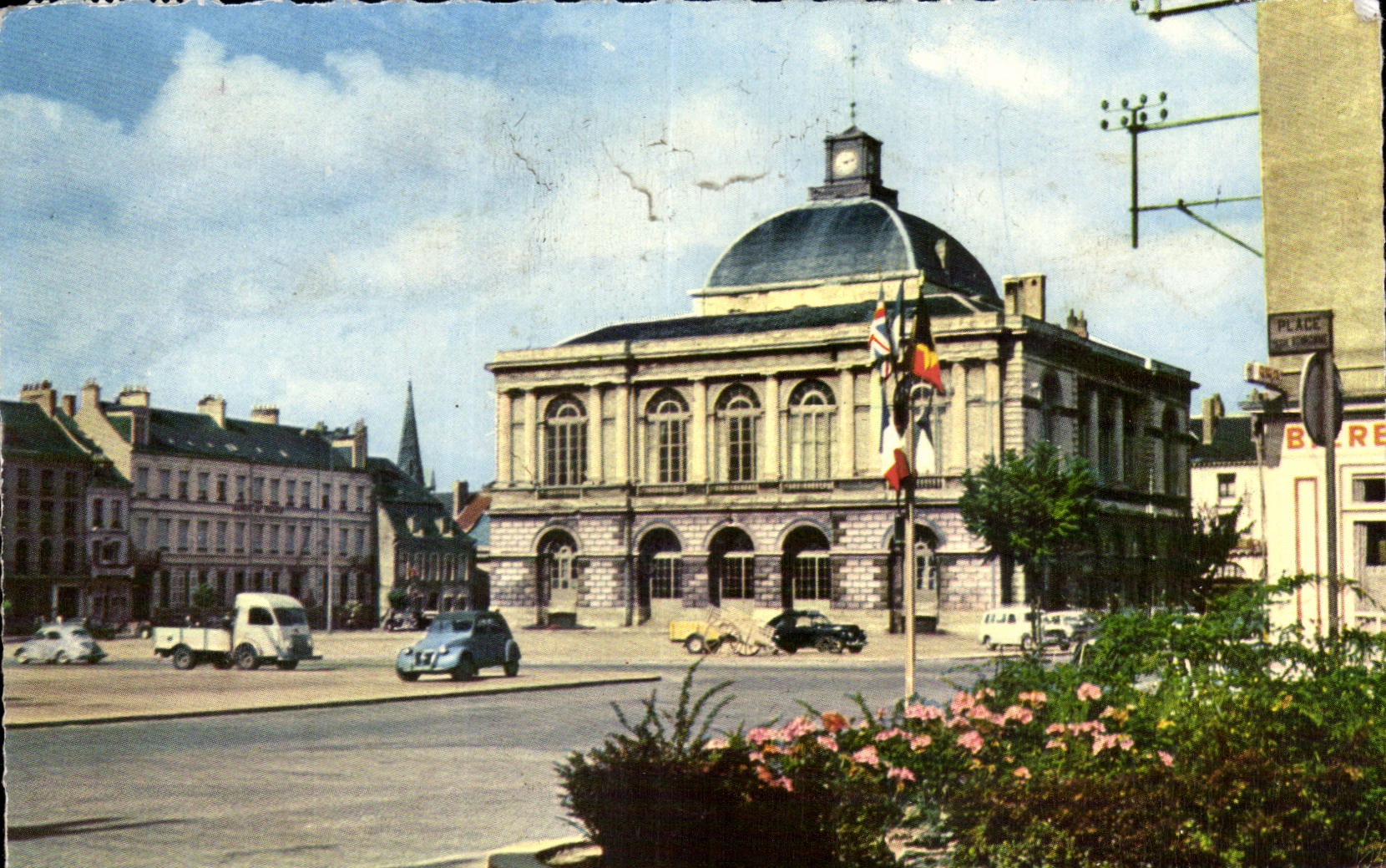 CPSM Saint omer Place du Marechal Foch L hotel de ville 