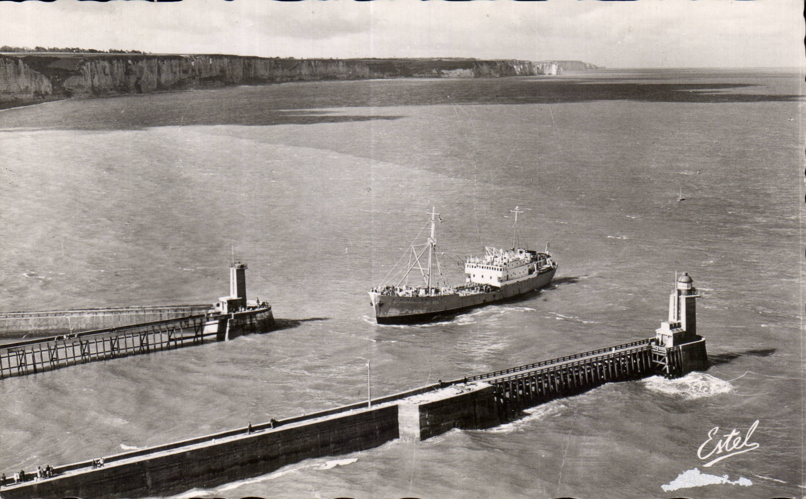 CPSM Fecamp la jetee et les falaises Bateau