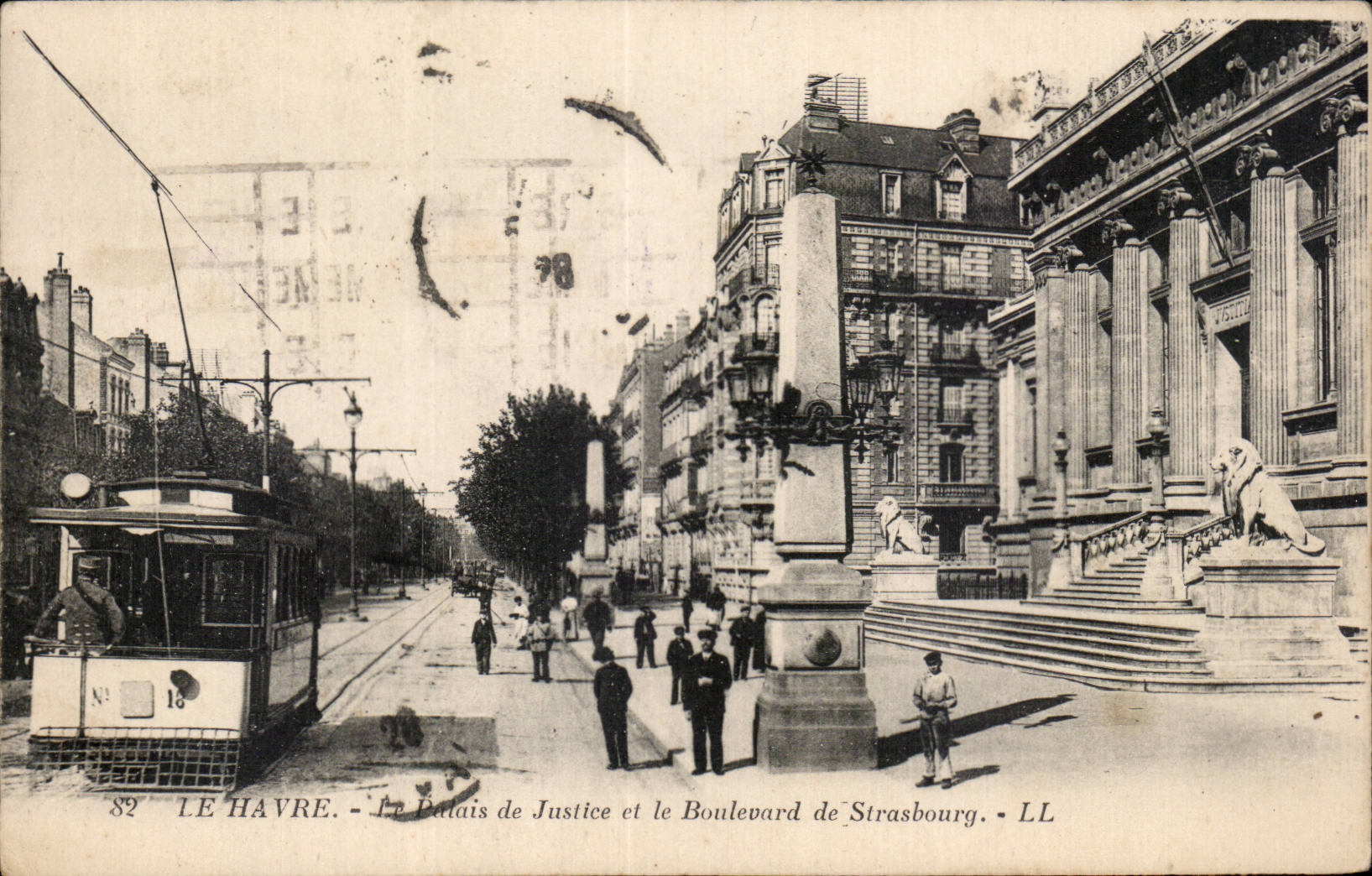 CPA Le Havre Le palais de justice et le boulevard de Strasbourg Tramway