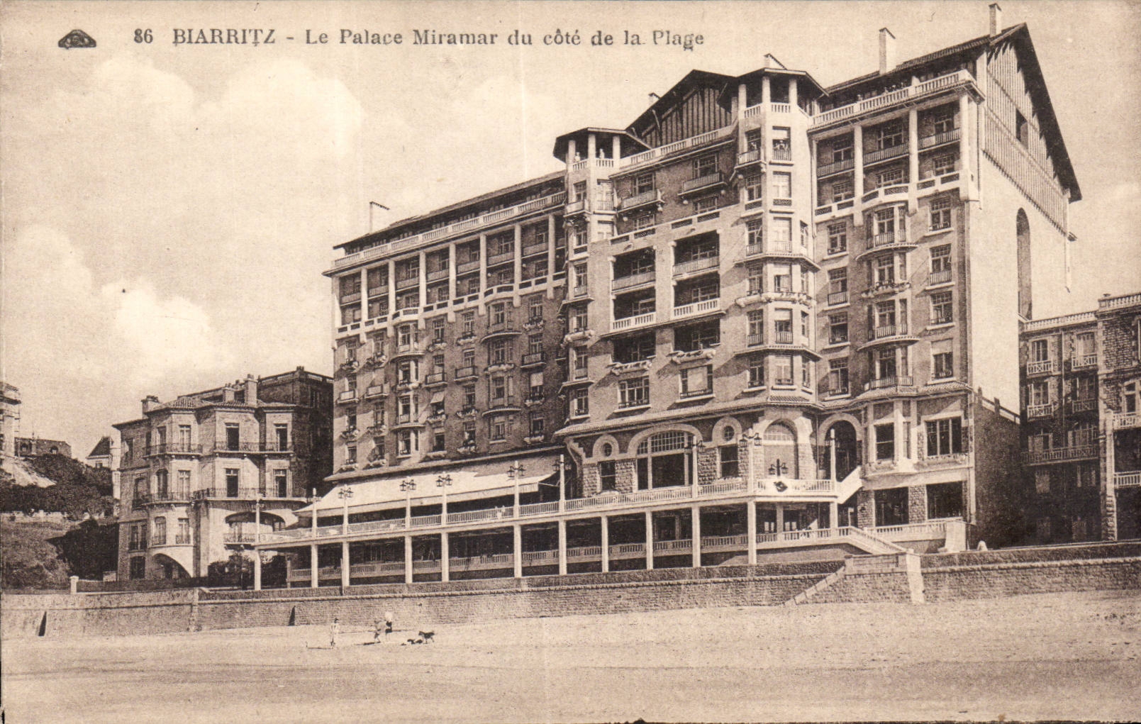 CPA Biarritz Le palace Miramar du cote de la plage 