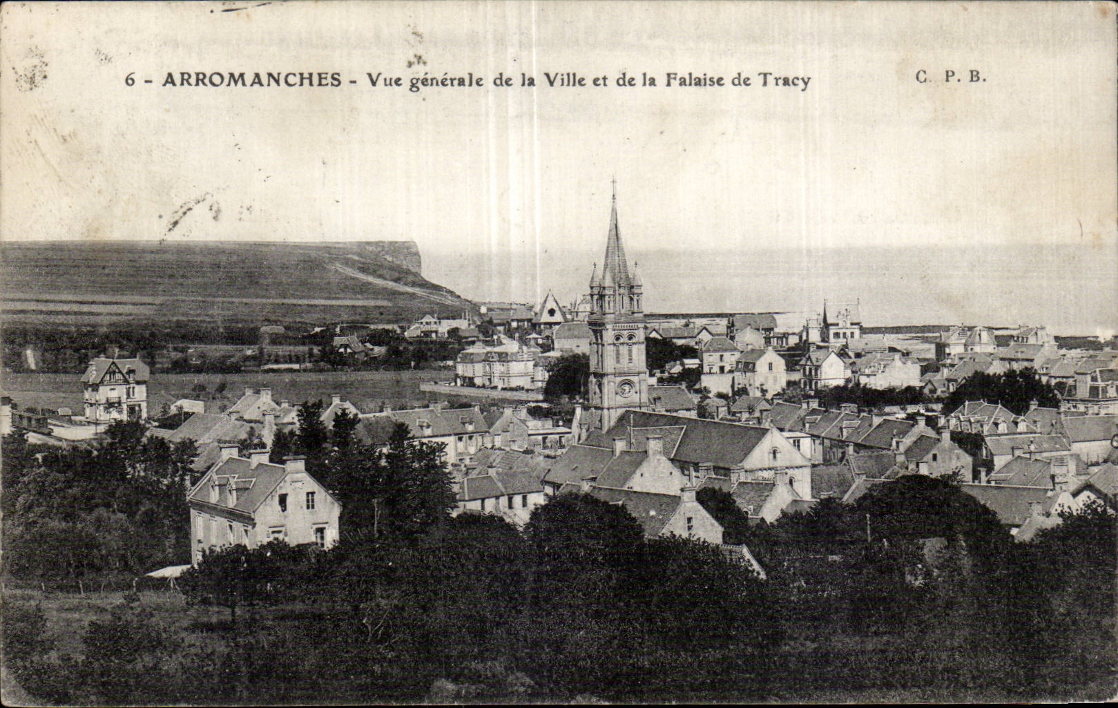 Arromanches - Vue générale de la Ville et de la Falaise de Tracy — C.P.B.