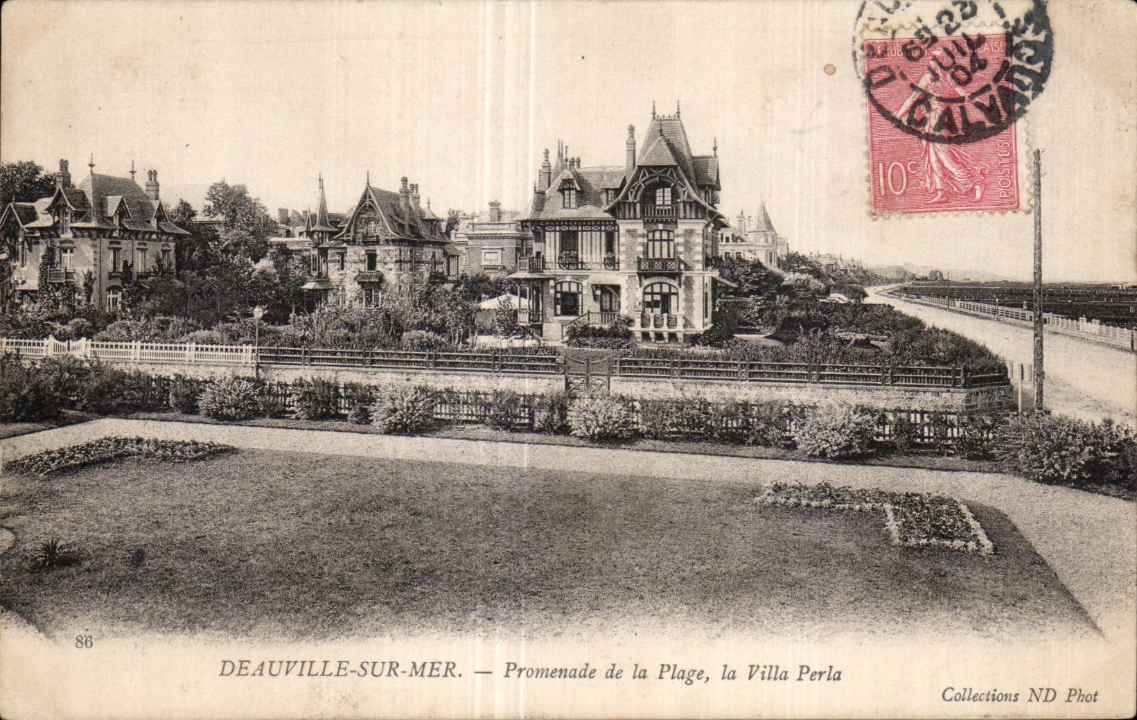 Deauville-sur-Mer — Promenade de la Plage, die Villa Perla — Collections ND Phot