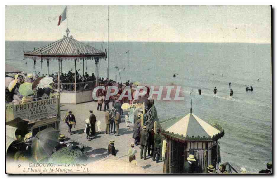 CPA Cabourg Le kiosque a l heure de la musique 