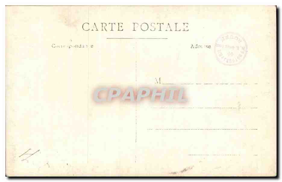 Portrait de trois personnes — homme en uniforme militaire entre deux jeunes femmes en tenues traditionnelles — éditeur non visible — Reverso