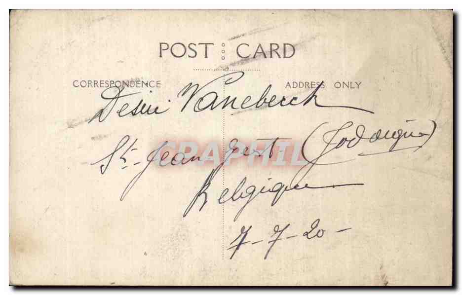 Soldat en uniforme — pose devant une structure en bois — carte postale — Reverso