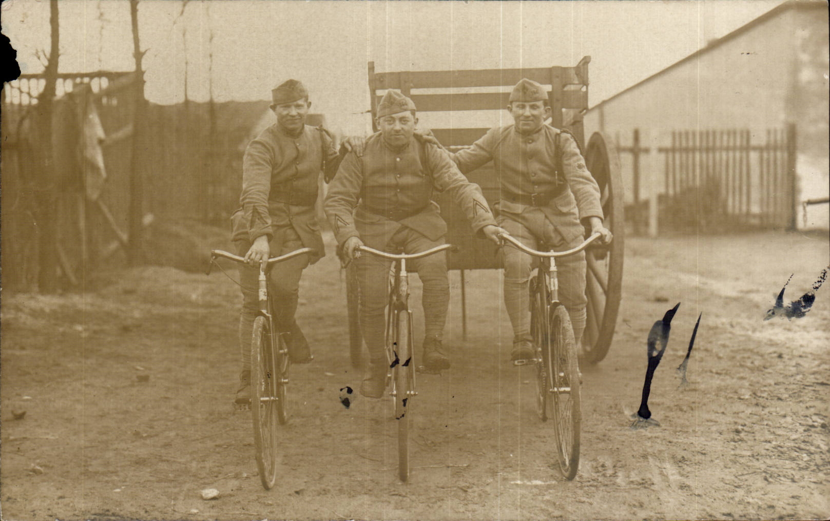 Trois soldats en uniforme — pose avec vélos et charrette — Brié-d'Angle (France) — datée 9-1-23