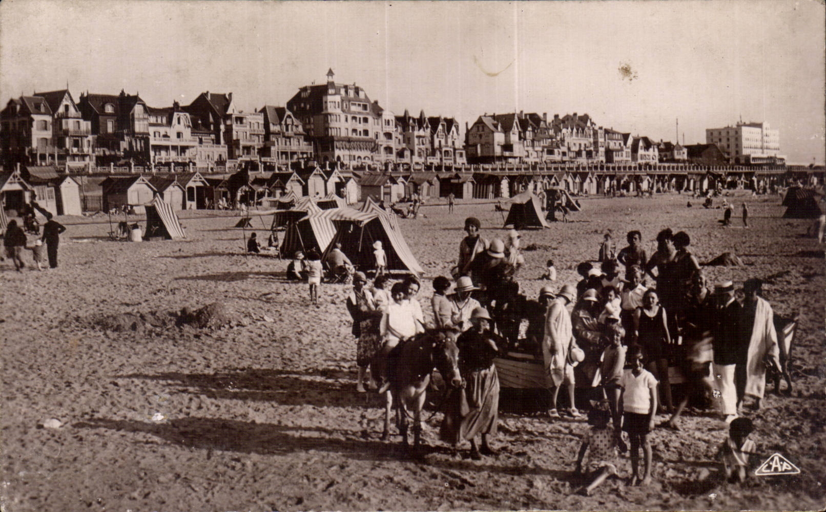 Plage de Deauville — Scènes de plage — éditeur Le Touquet, Paris-Plage