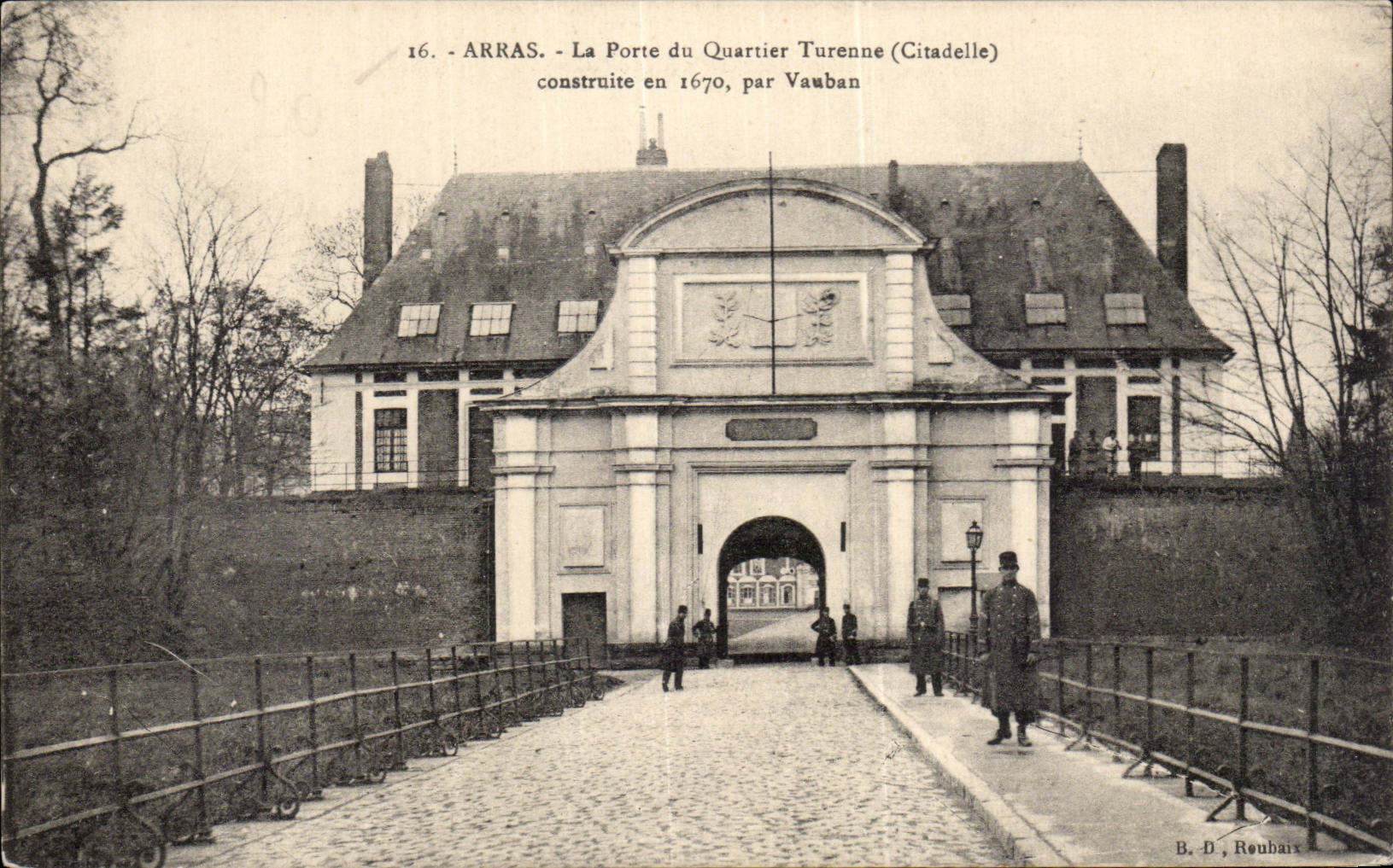 Arras - La Porte du Quartier Turenne (Citadelle) — construite en 1670 par Vauban — B.D. Reubais