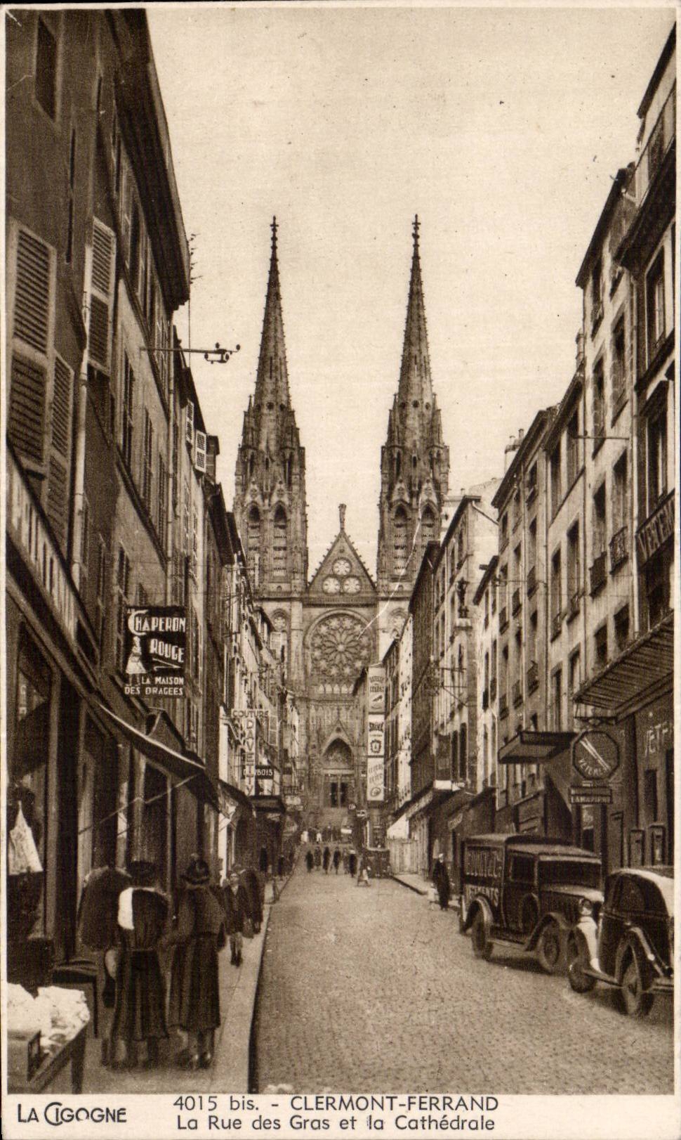CPA Clermont Ferrand La rue des Gras et la cathedrale