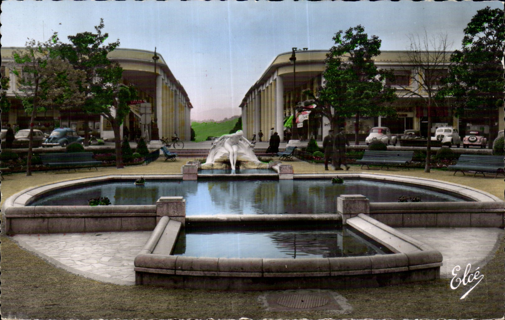 CPSM Pau Square Clemenceau La source et le palais des Pyrenees