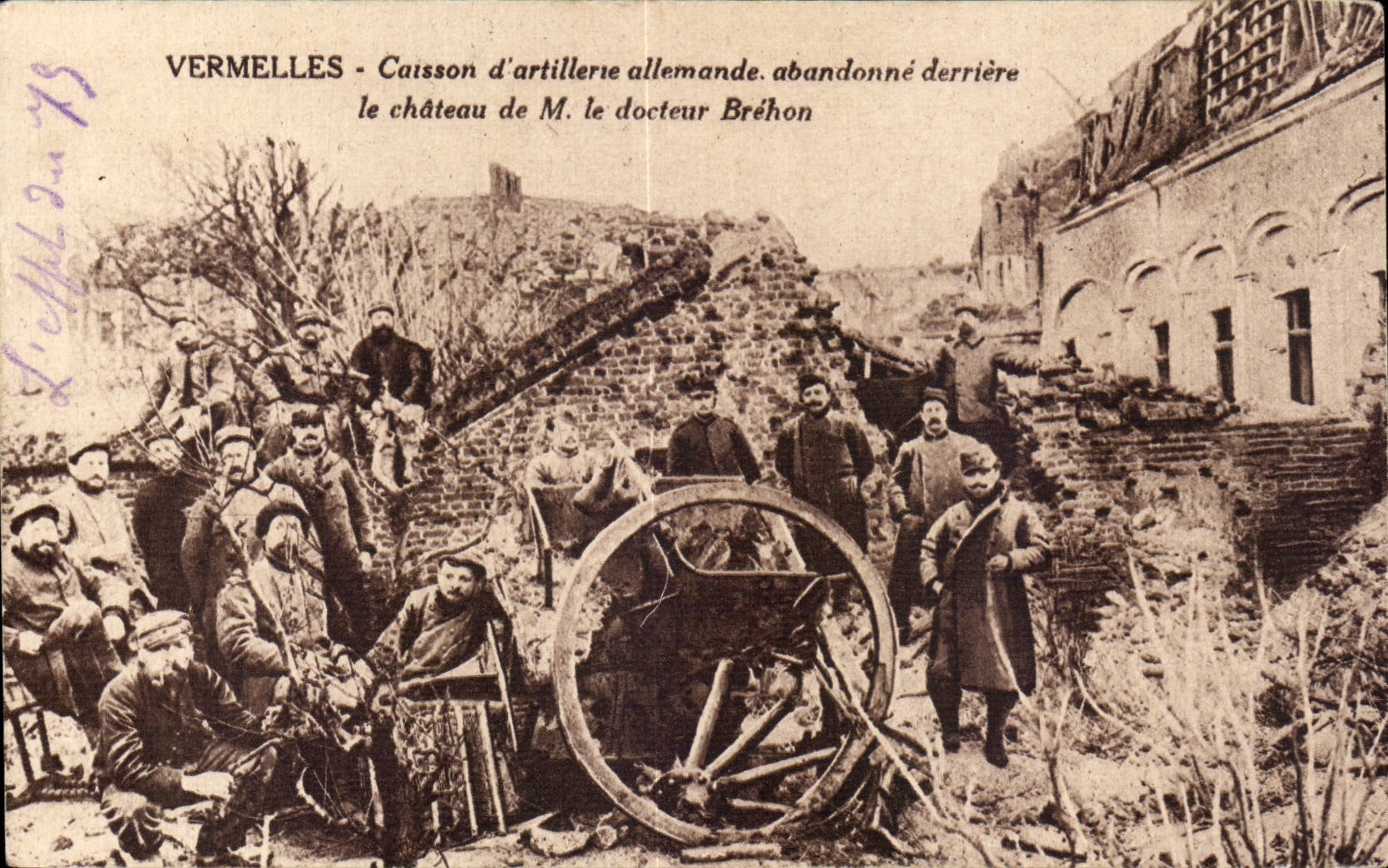 Vermelles - Caisson d'artillerie allemande abandonné derrière le château de M. le docteur Bréhon