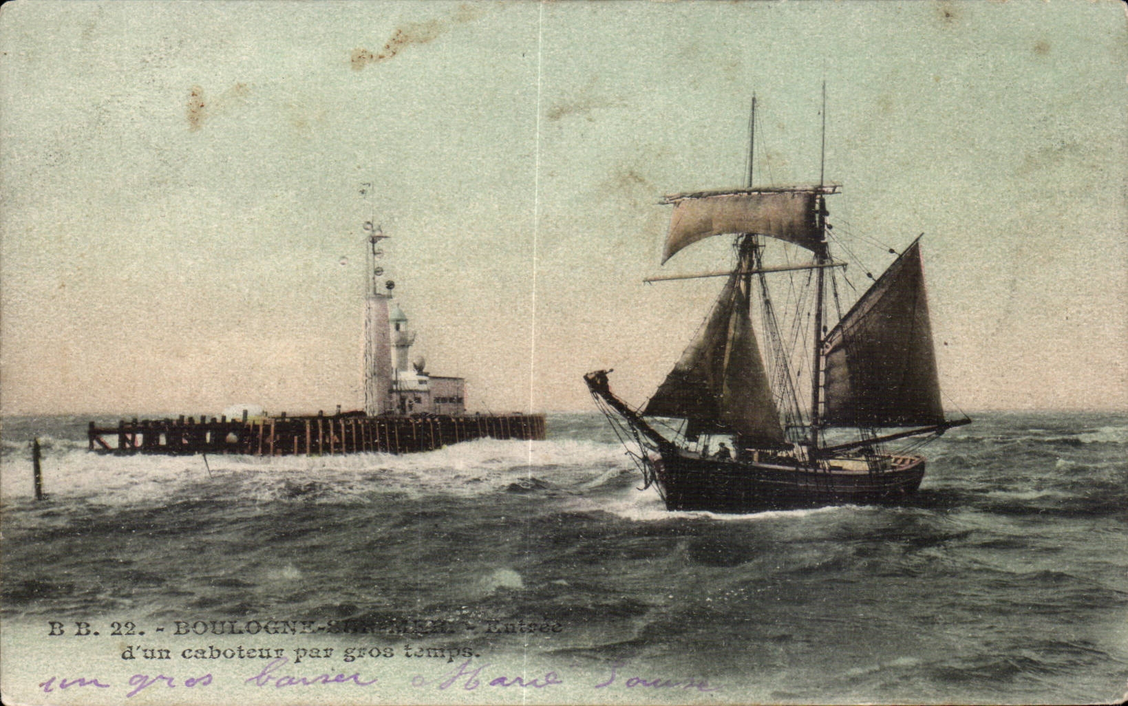 CPA Boulogne sur Mer Entree d un caboteur par gros temps Bateau