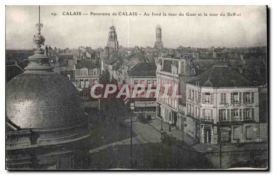 CPA Calais panorama Au ond la tour du Guet et la tour du beffroi 