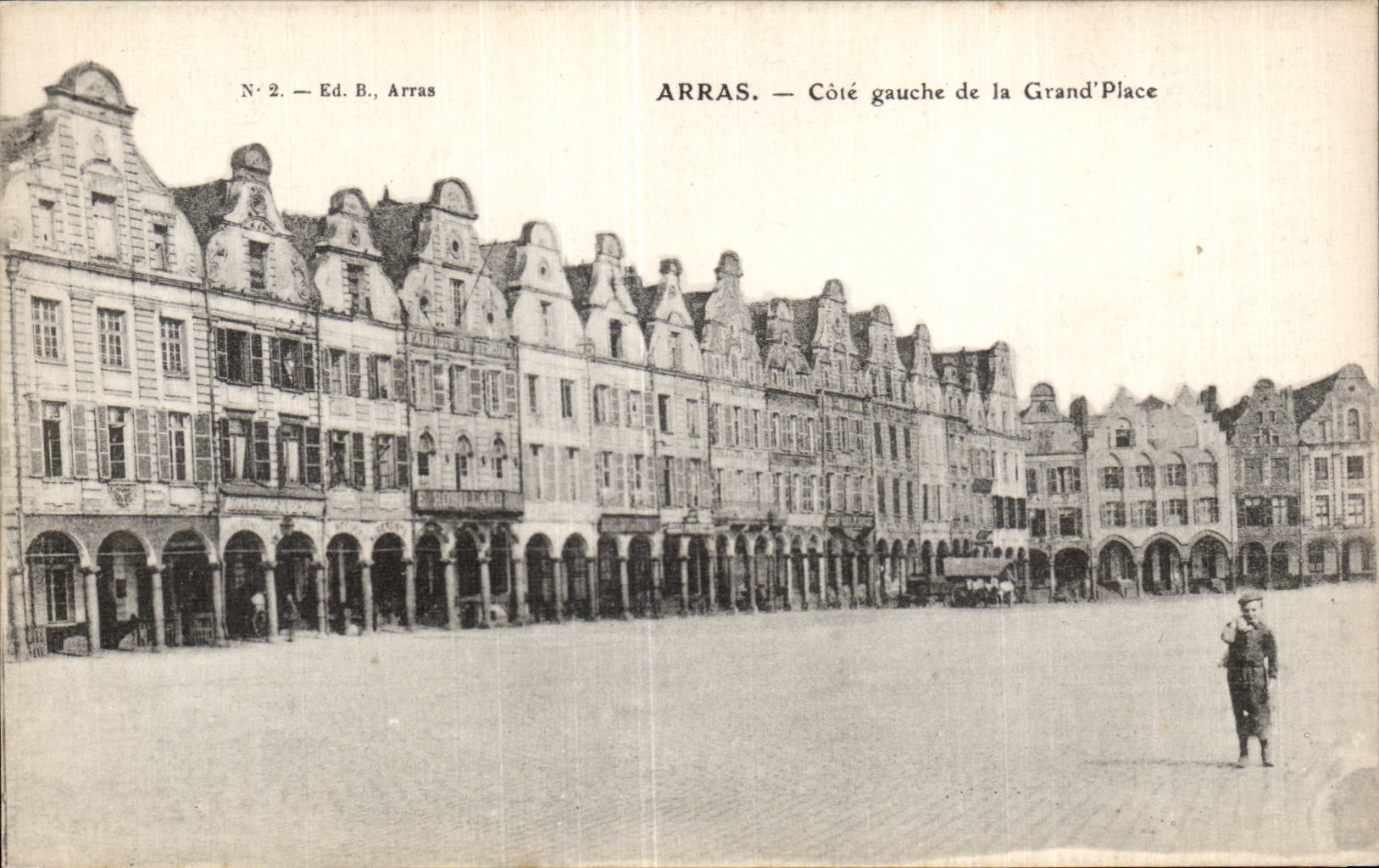 CPA Arras Cote gauche de la Grand place