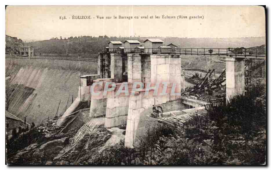 CPA Eguzon Vue sur le barrage en aval et les ecluses