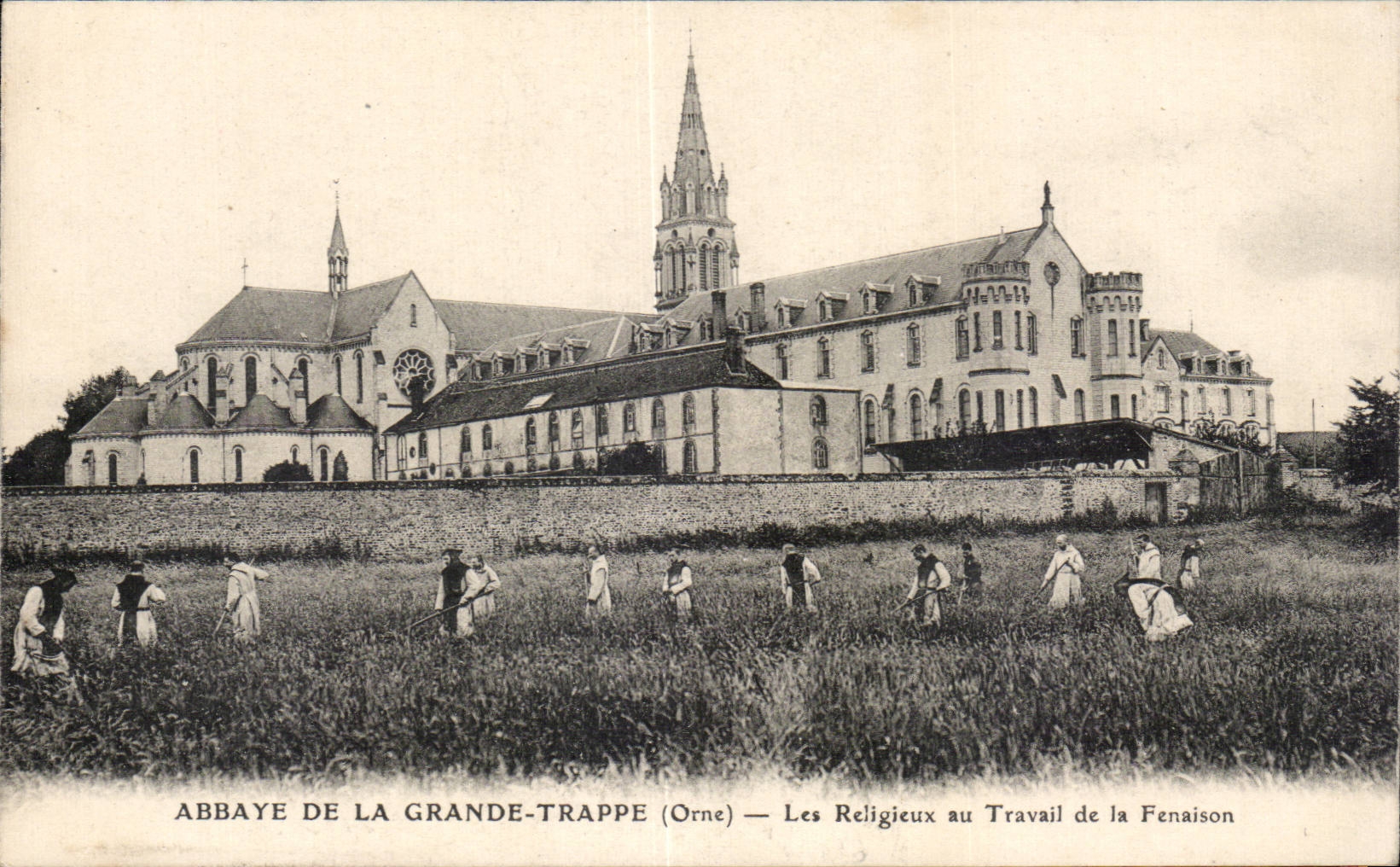CPA Abbaye de la Grande Trappe les religieux au travail de Fenaison 