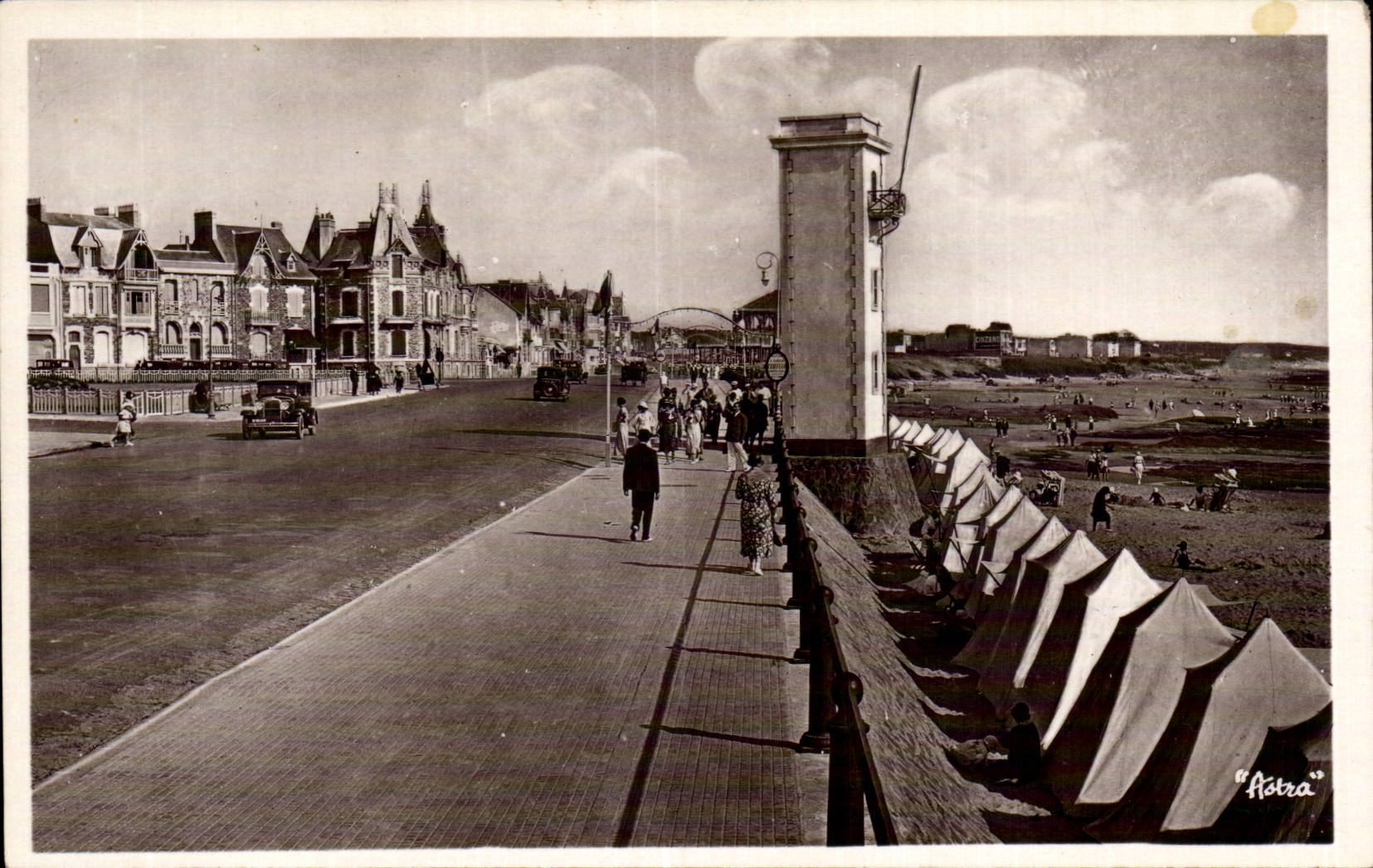 Sables d Olonne - Le Remblai et la Plage - Vue du Pahare Rouge - lighthouse - CPA 