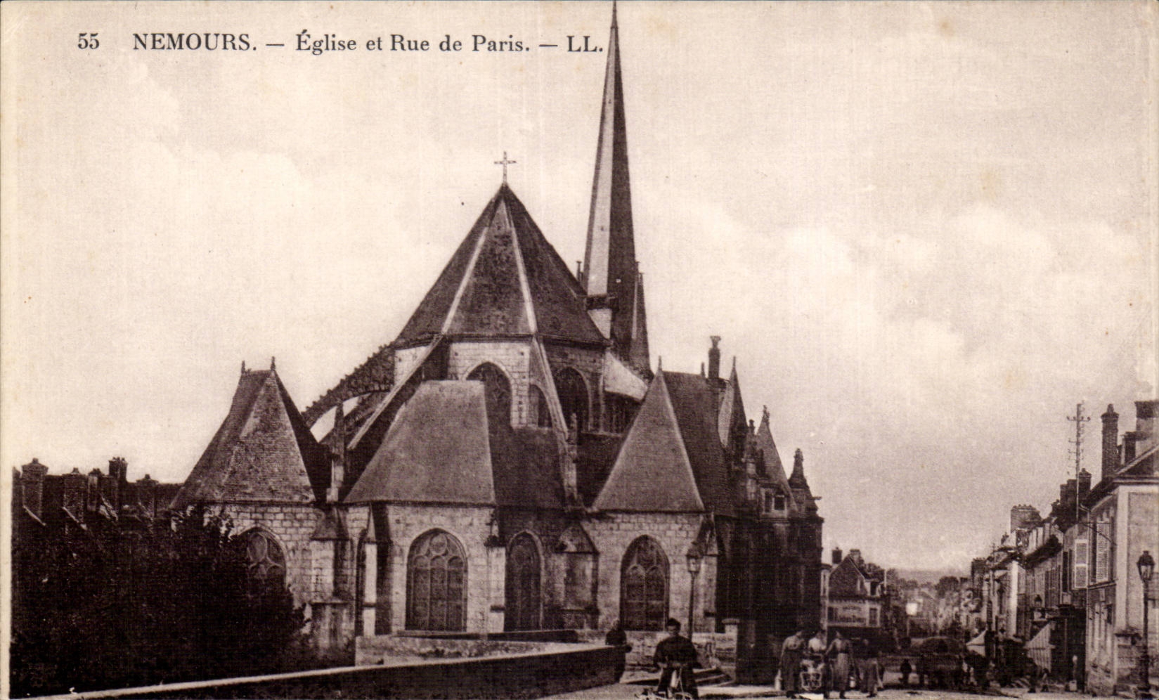 Nemours - Eglise et Rue de Paris - CPA 