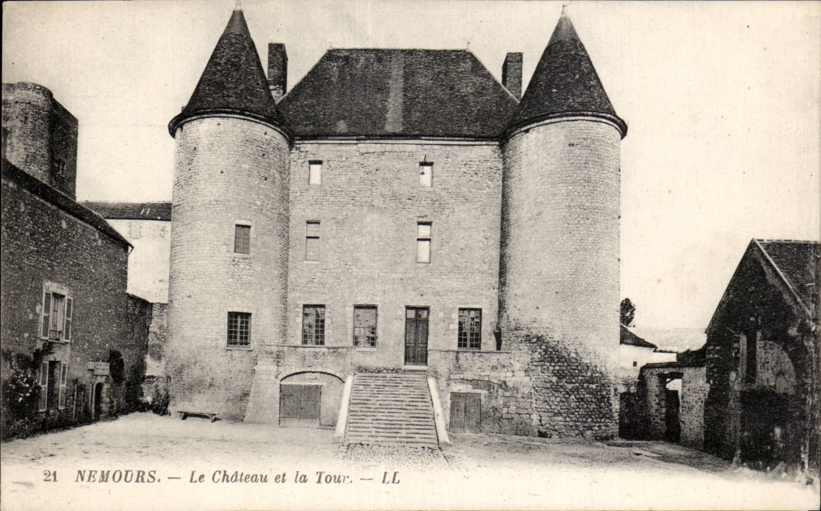 Nemours - Le Chateau et la Tour - CPA 