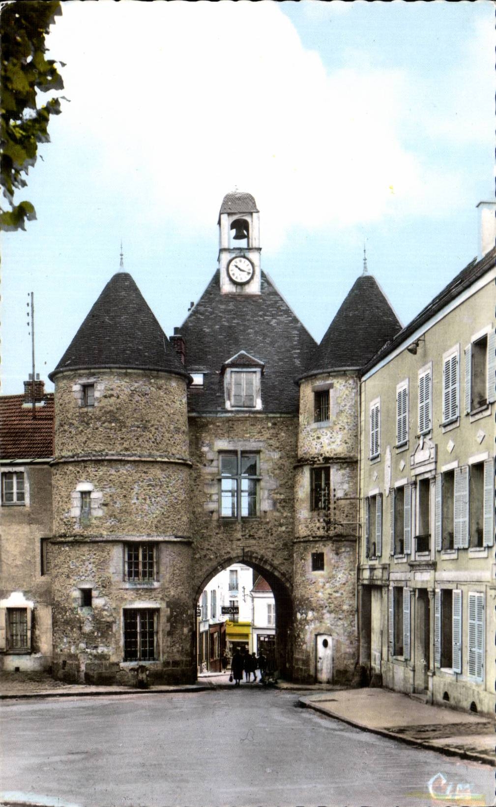 CPA Tournan en Brie Poterne du chateau des comtes de Garlande 