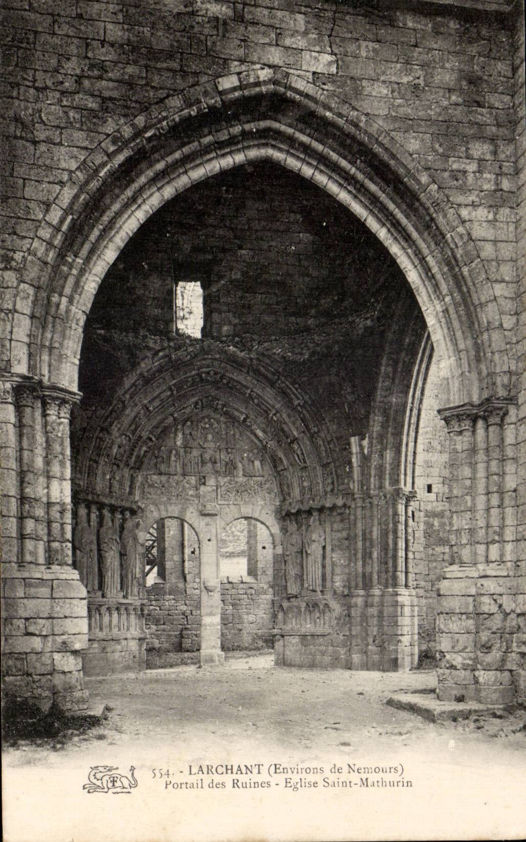 Larchant (Environs de Nemours) — Portail des Ruines - Église Saint-Mathurin — Éditeur : CPAPHIL, n° 554