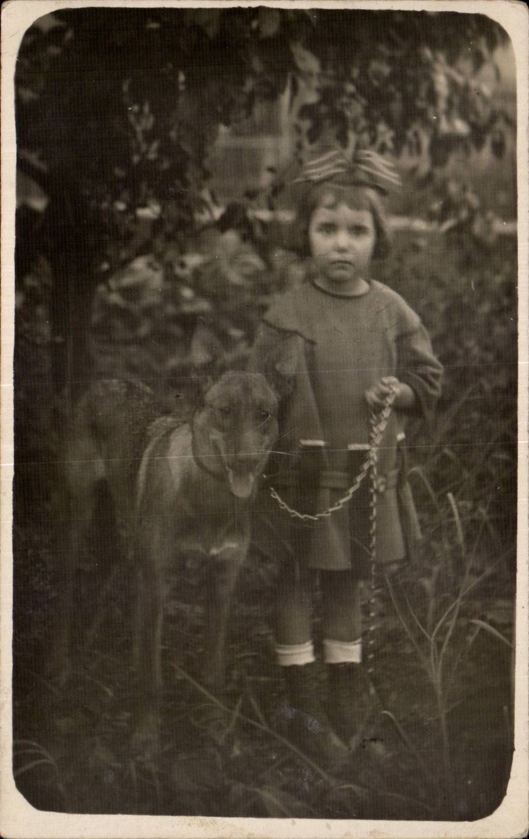 CARTE PHOTO Enfant et chien