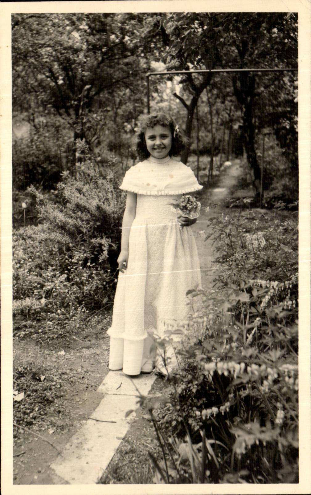 CARTE PHOTO Enfant en communiante