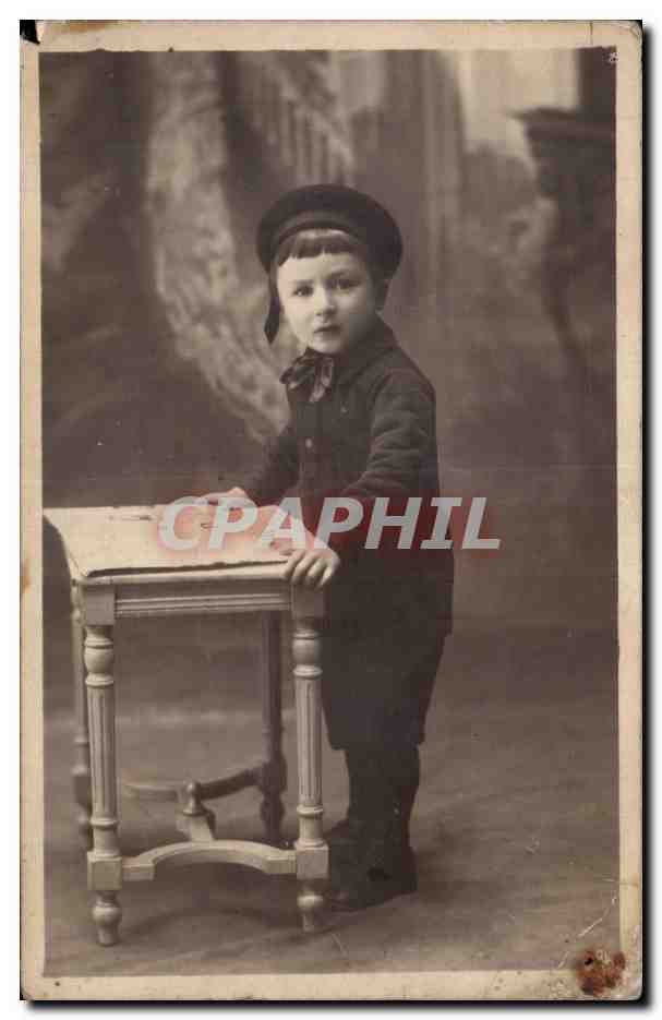 Fantaisie - Enfants - child leaning on table CARTE PHOTO -