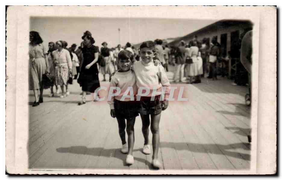 Fantaisie - Enfants - Two brothers arm in arm Deauville CARTE PHOTO