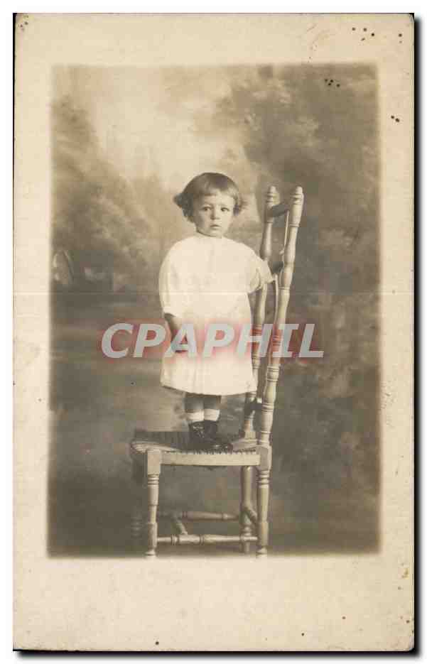 Fantaisie - Enfants - darling child standing on chair CARTE PHOTO -