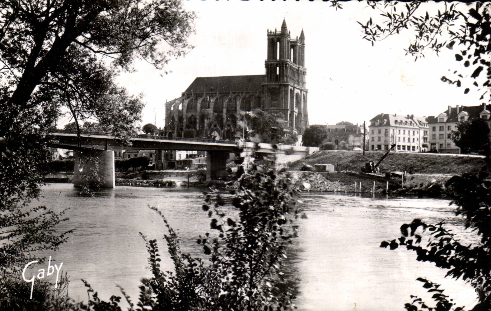 Mantes-la-Jolie — La Seine et la Cathédrale — Éditions Gaby