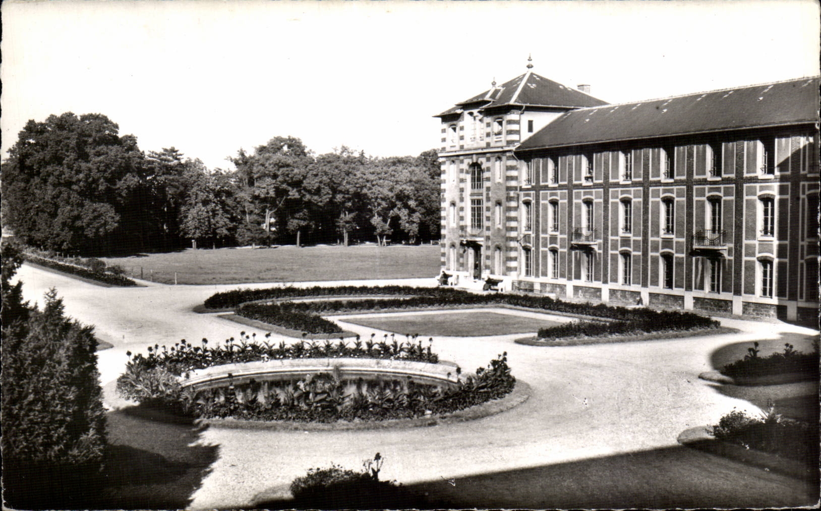 Nationales Kuraufenthaltsheim Vésinet — Ehrenhof und « Grün Teppich » — Verlag Beaujean, Vésinet