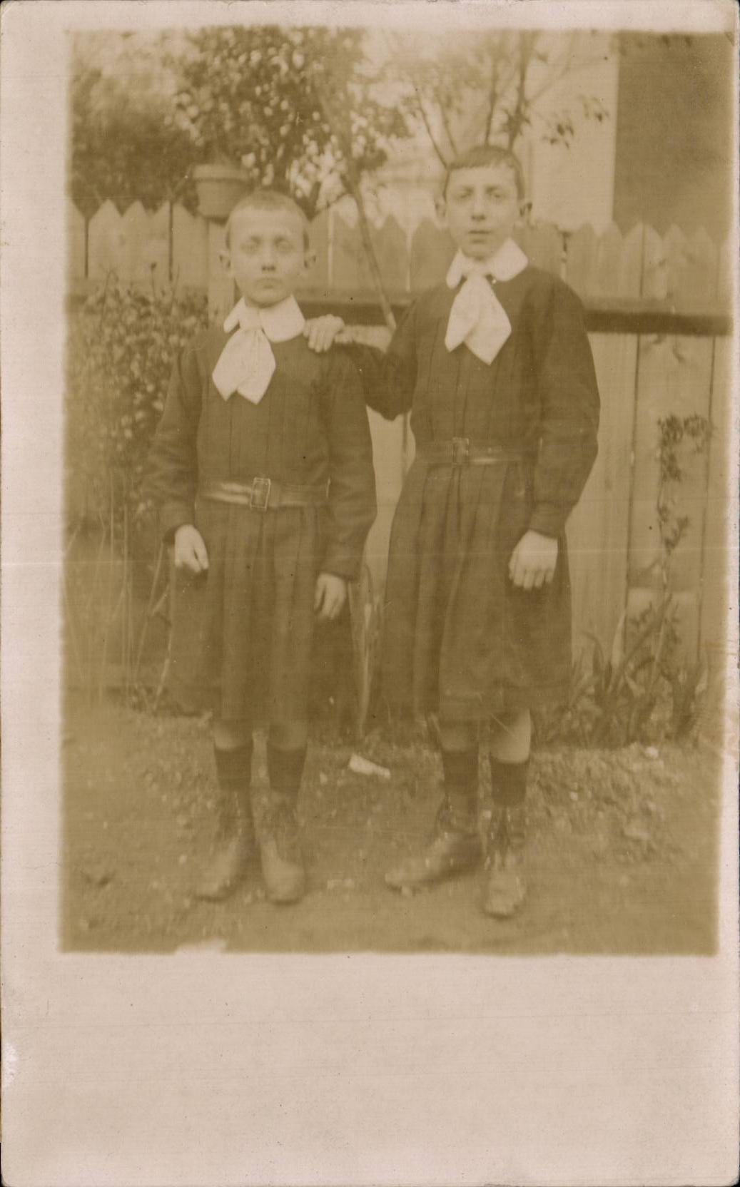 Deux garçons en tenue d'époque — photographie sur carte postale — Roger, Compiegne