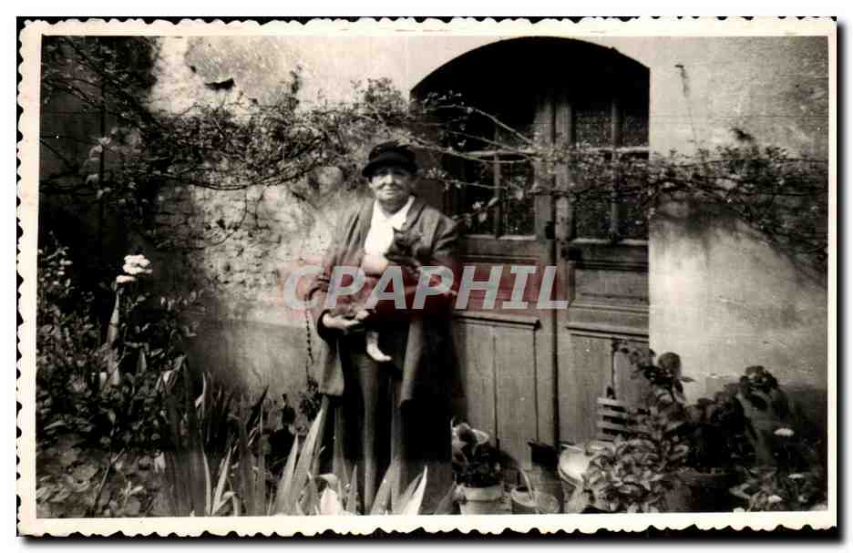 PHOTO Folklore Costume Femme et son chat 