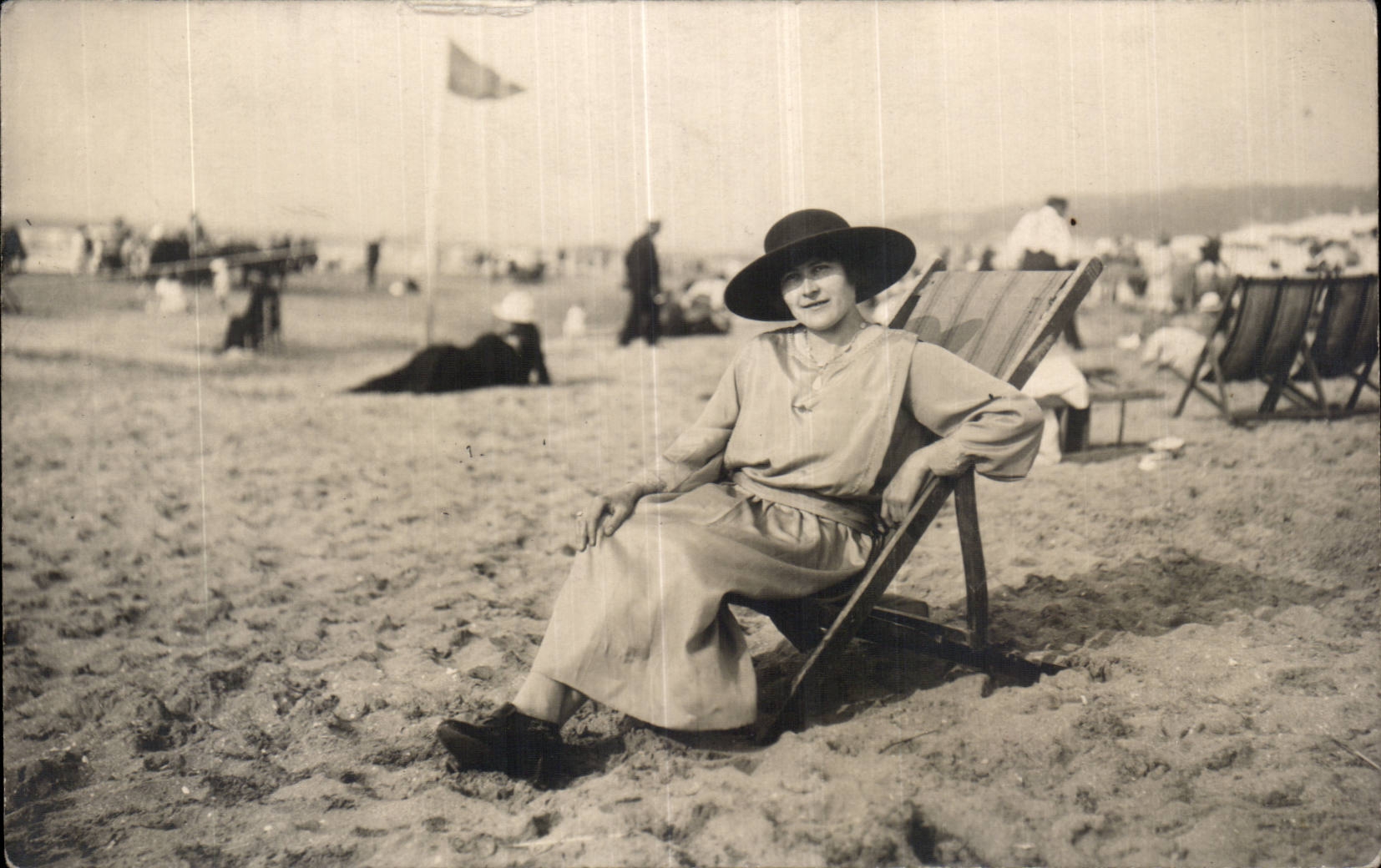 CARTE PHOTO Folklore Costume Femme au chapeau Deauville