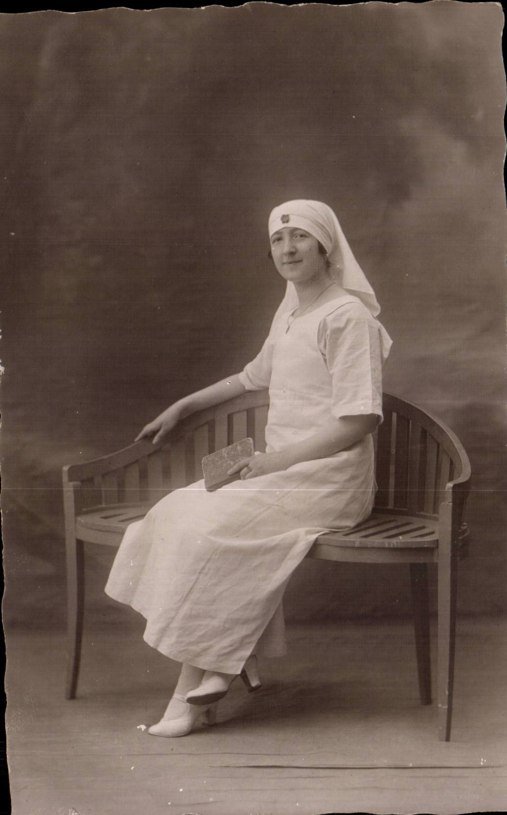 CARTE PHOTO Folklore Costume Femme Infirmiere