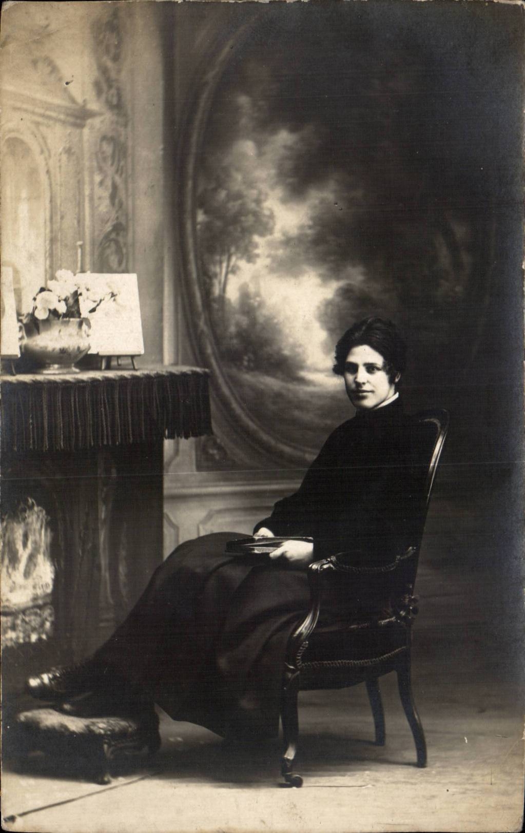 CARTE PHOTO Folklore Costume Femme Bourges