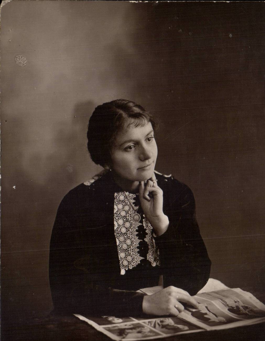 CARTE PHOTO Folklore Costume Femme revant