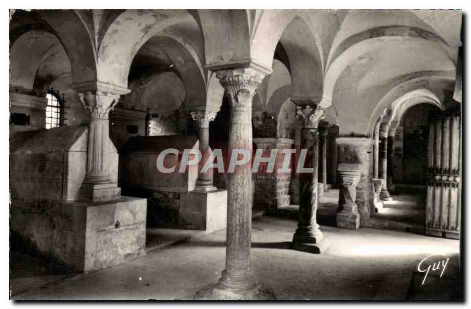 Jouarre — Crypte intérieure, colonnes de marbre avec chapiteau — Bénitier du Vᵉ siècle