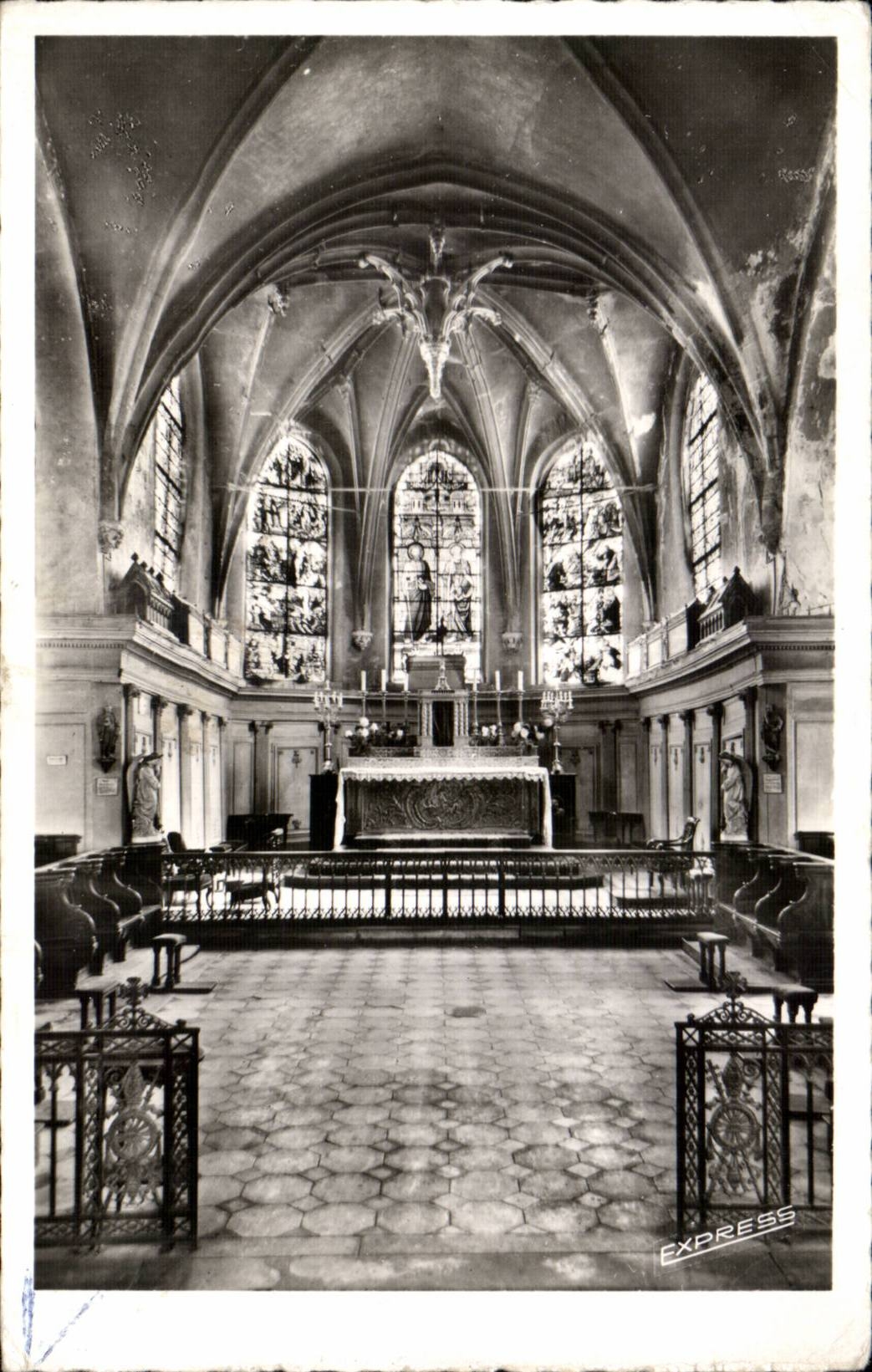 Intérieur de l'église Saint-Pierre et Saint-Paul de Jourrre — Éditeur Express