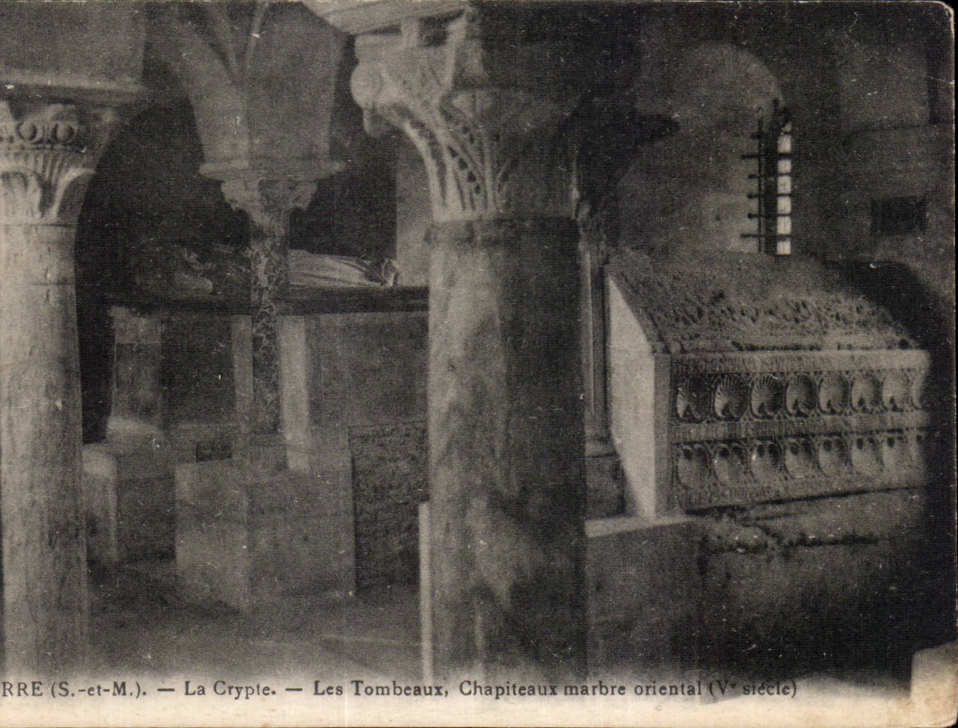 Terre (S.-et-M.) — La Cripta. — Las Tumbas, Capitales mármol oriental (Vᵉ siglo)