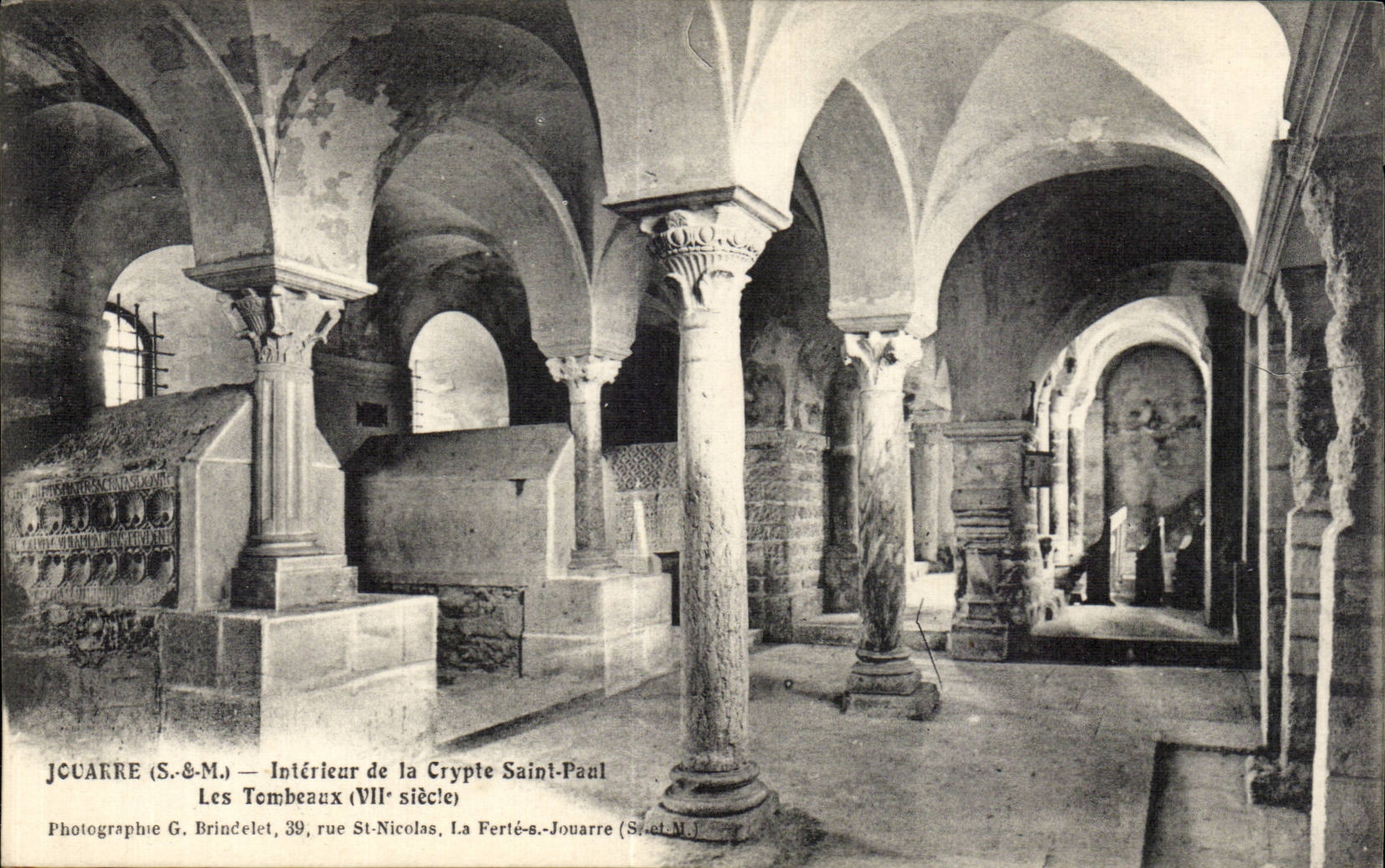 Jouarre (S.-&-M.) — Intérieur de la Crypte Saint-Paul — Les Tombeaux (VIIe siècle) — Photographie G. Brinçele, 39, rue St-Nicolas, La Ferté-s.-Jouarre (S.-&-M.)