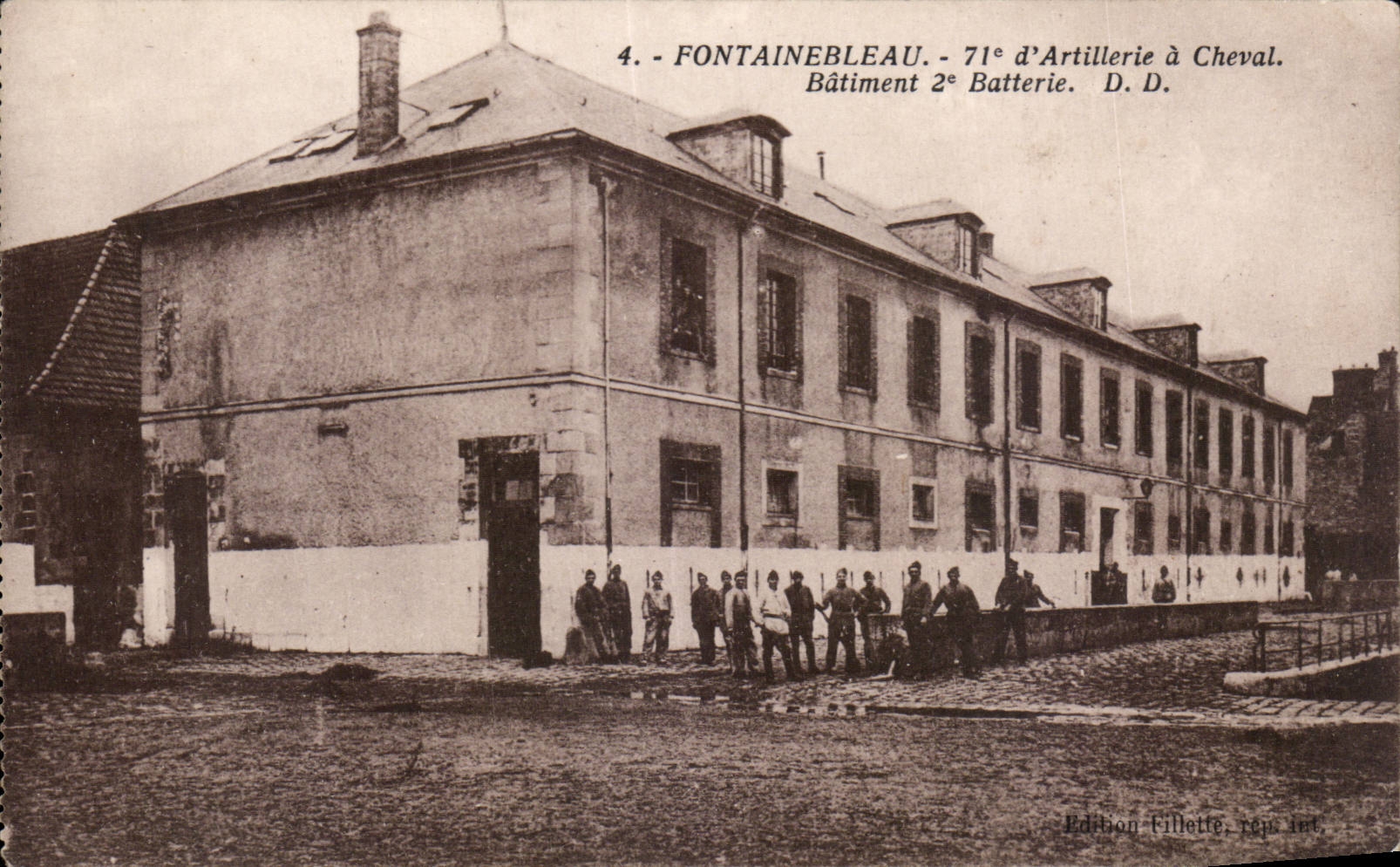 CPA Fontainebleau 71eme d artillerie a cheval Batiment 2eme batterie Militaria 
