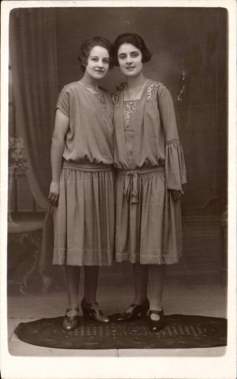 CARTE PHOTO Folklore Costume Femmes